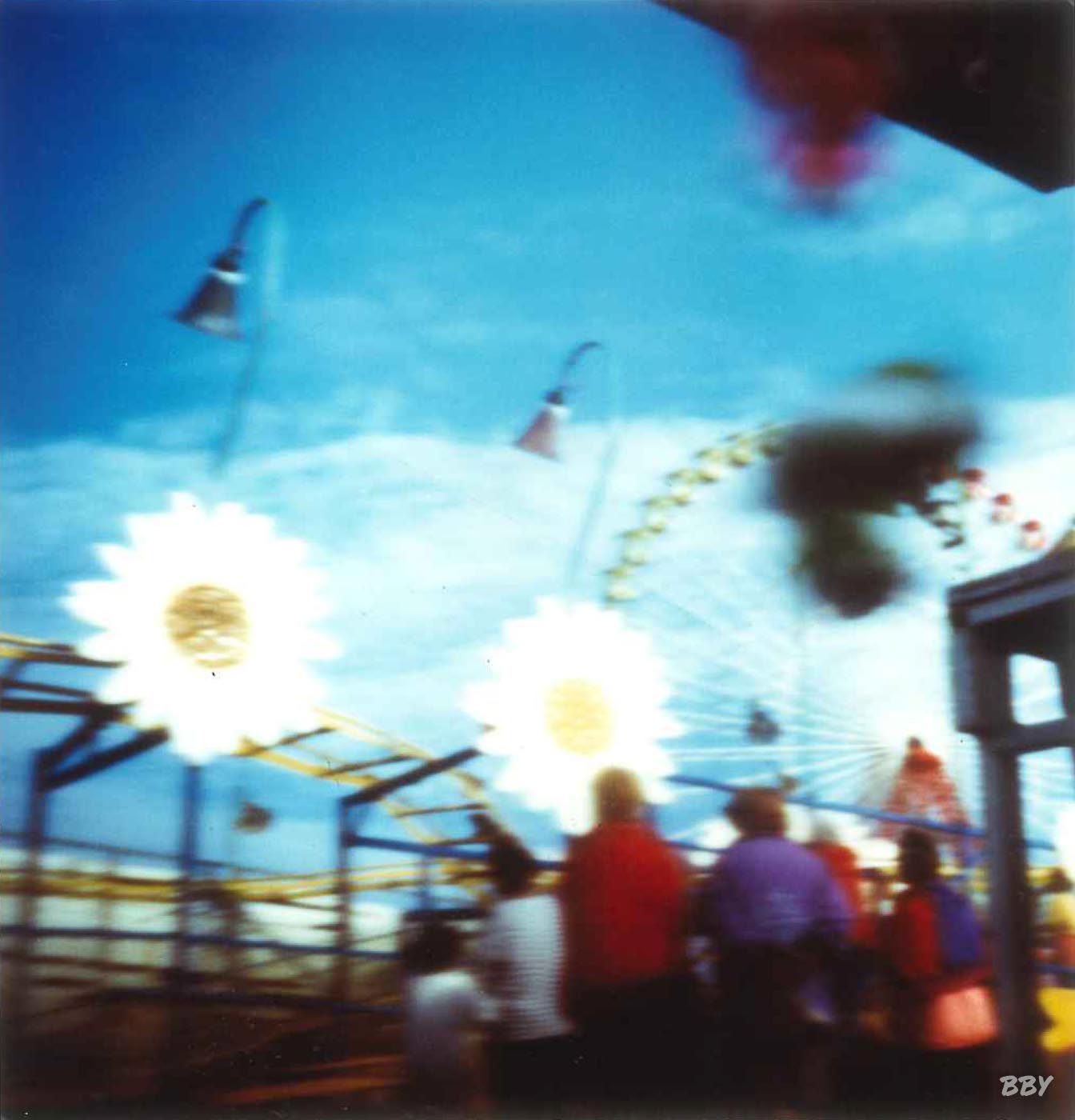 stenope,  pinhole,  slow photography,  chambre noire,  daisy,  fête foraine,  manège,  carnival,  merry-go-round