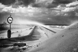 Dunkerque, 2015, digue, sable, tempête, vent, panneau signalisation, mobylette, Passage non obligé, travaux photo