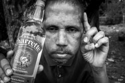 Etang Salé,  2022, campagne,  personne,  extérieur,  bouteille,  boisson,  nourriture,  homme,  visage humain,  boisson,  bière,  boisson gazeuse,  portrait,  alcool,  person,  outdoor,  bottle,  beverage,  food,  man,  human face,  drink,  beer,  soft drink,  portrait,  alcohol