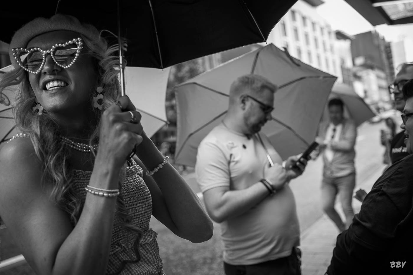 personne,  parapluie,  visage humain,  accessoire de mode,  extérieur,  vêtement,  accessoire,  style,  tenant,  personnes,  femme,  foule,  debout,  rue,  person,  umbrella,  human face,  fashion accessory,  outdoor,  clothing,  accessory,  style,  holding,  people,  woman,  crowd,  standing,  street